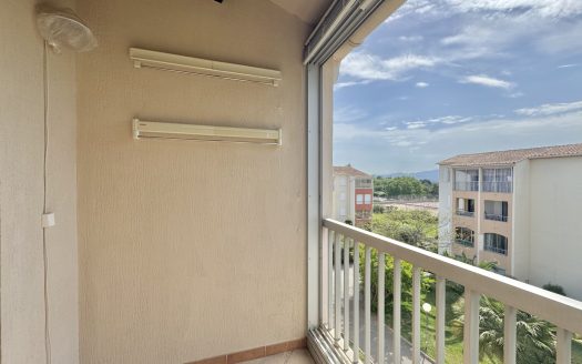 Exclusivité 2 pièces dans résidence avec piscine, garage et cave